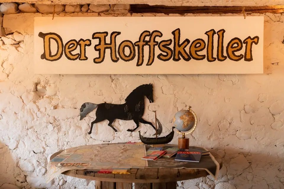 der hoffskeller sign